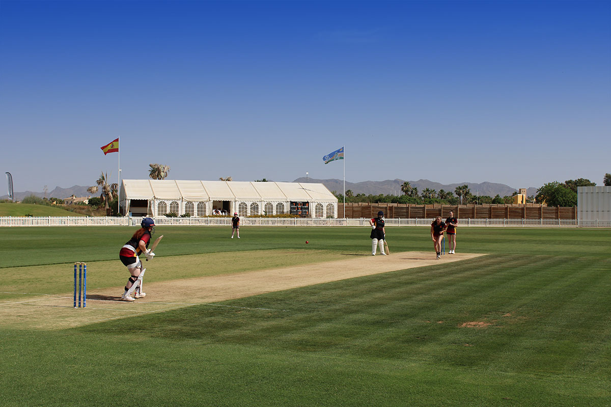 El club de críquet femenino de la Universidad de Keele juega en el campo de críquet acreditado por ICC de Desert Springs
