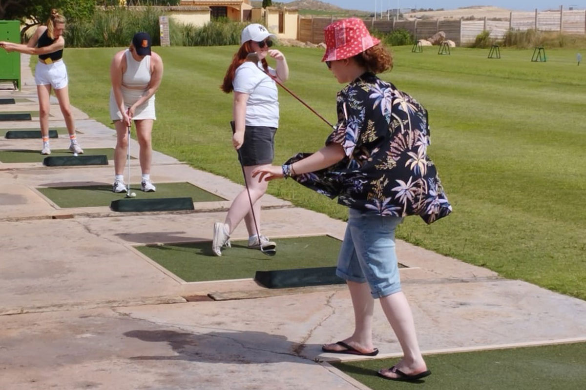 El Club de Cricket de Mujeres de la Universidad de Keele participa en un 'Golf Taster' en Desert Springs Resort
