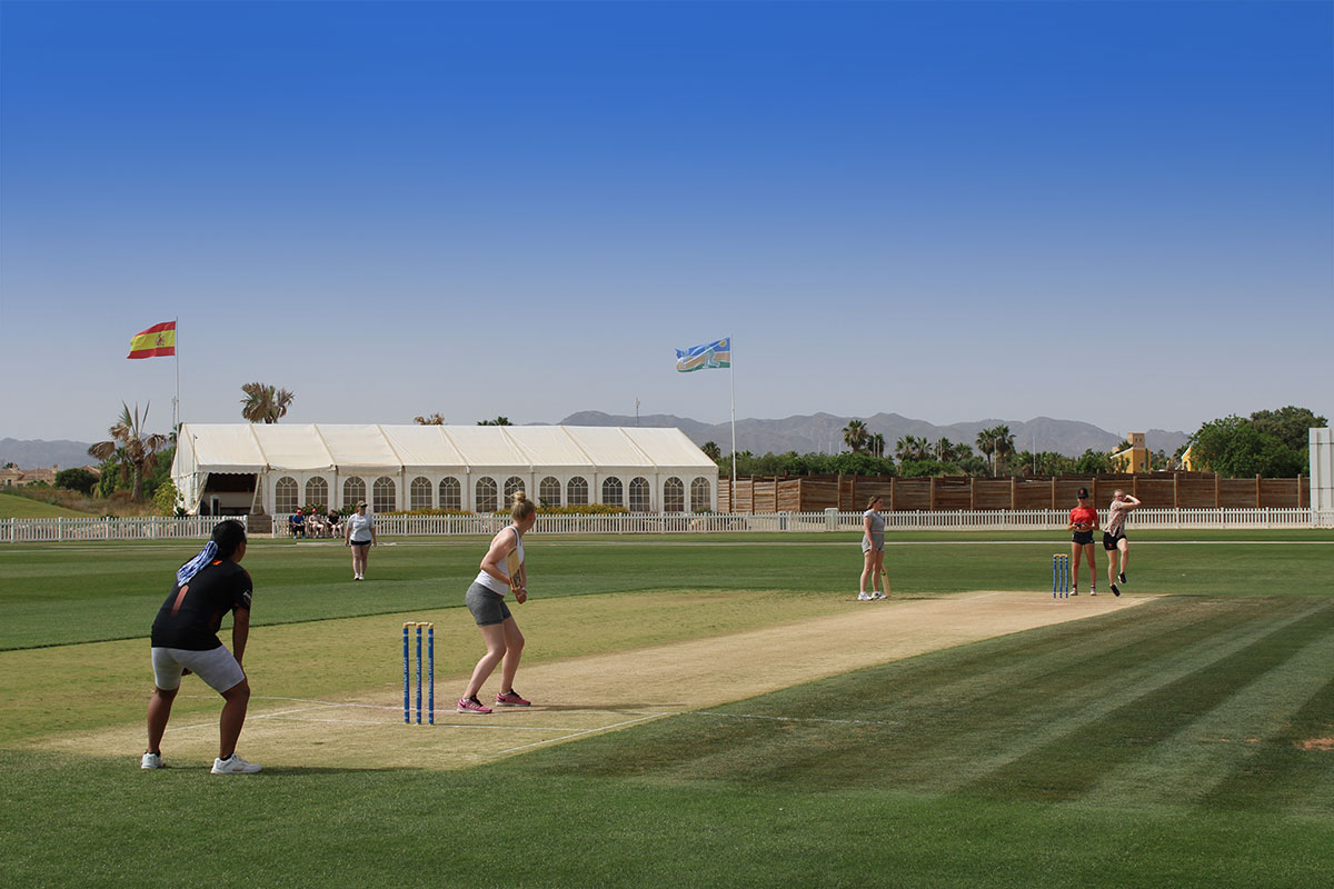 El Club de Críquet Femenino de la Universidad de Keele compitió en encuentros de softbol en el Campo de Críquet acreditado por ICC de Desert Springs