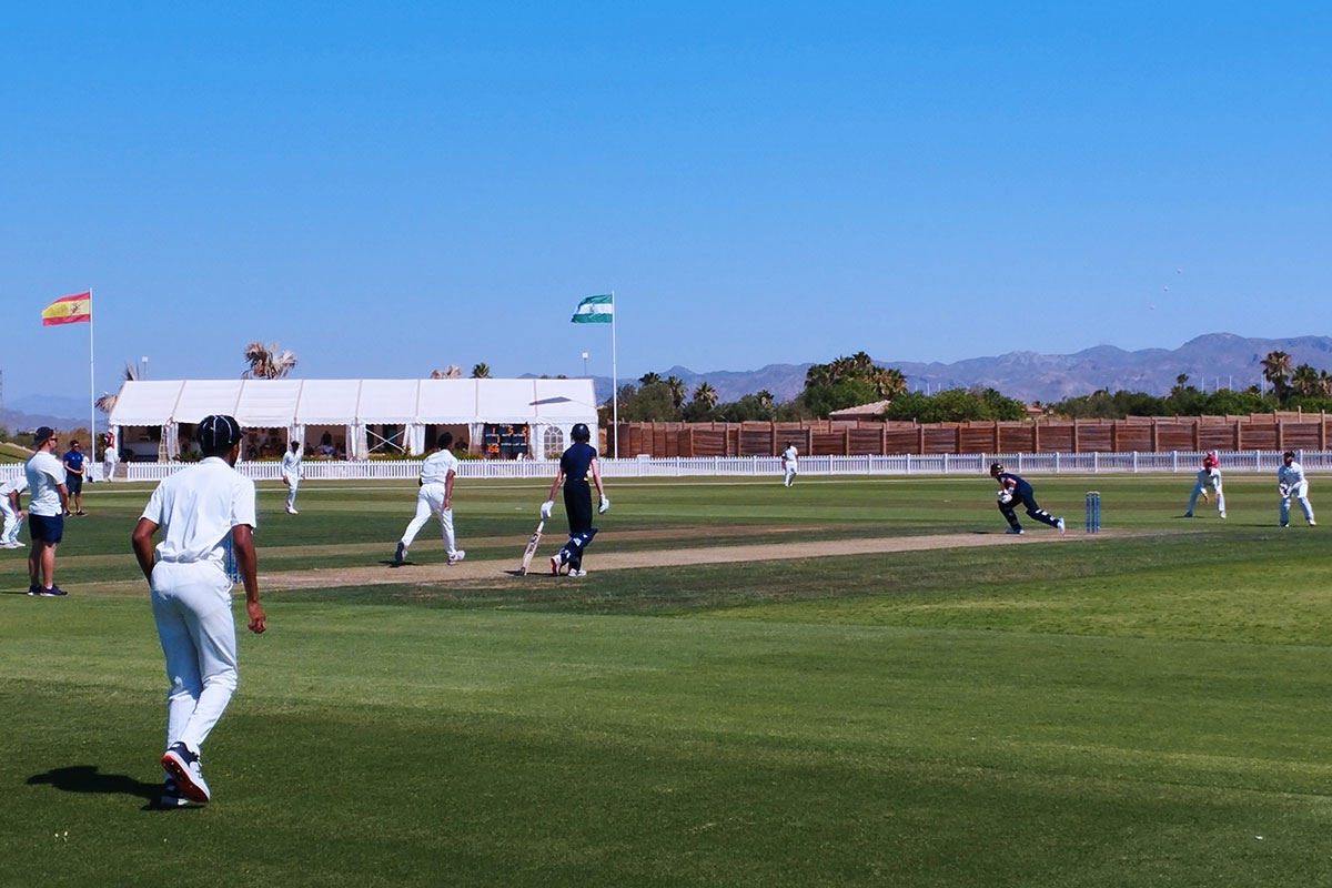 La escuela Merchant Taylors en acción en el campo de juego acreditado por la ICC de Desert Springs