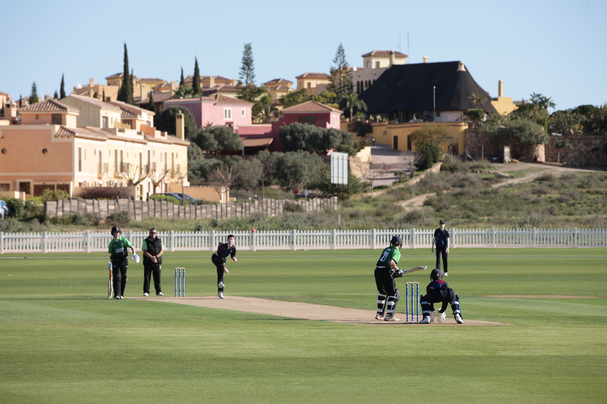 Críquet en el terreno de juego acreditado por la CCI en Desert Springs Resort